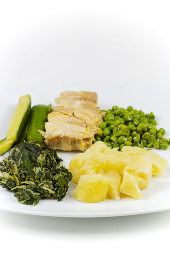 Coscia di pollo con piselli, biete, zucchine e patate