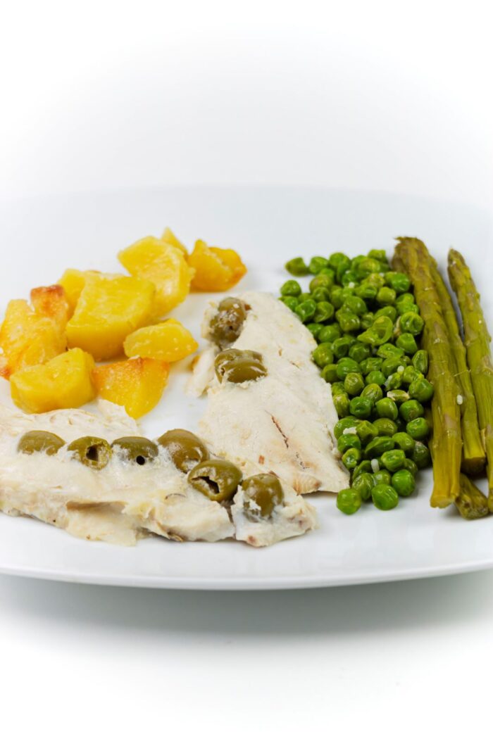 Orata con olive, asparagi, piselli e patate